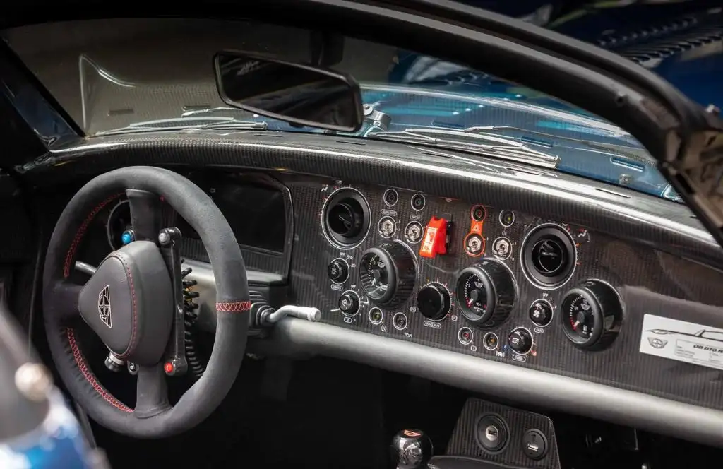 Planche de bord et cadrans de la Donkervoort D8 GTO-RS