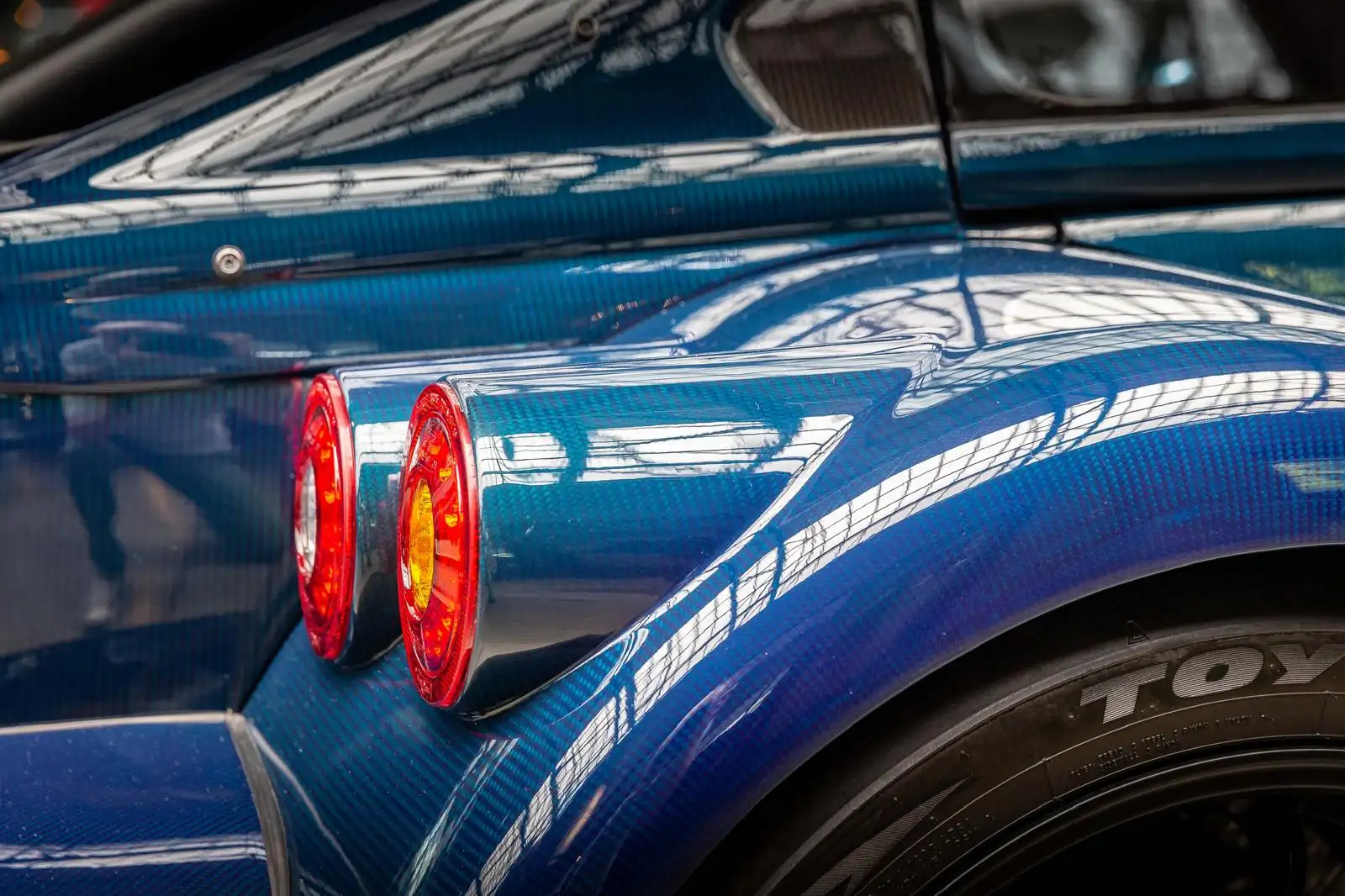 Feux arrière et carrosserie carbone teinté bleu